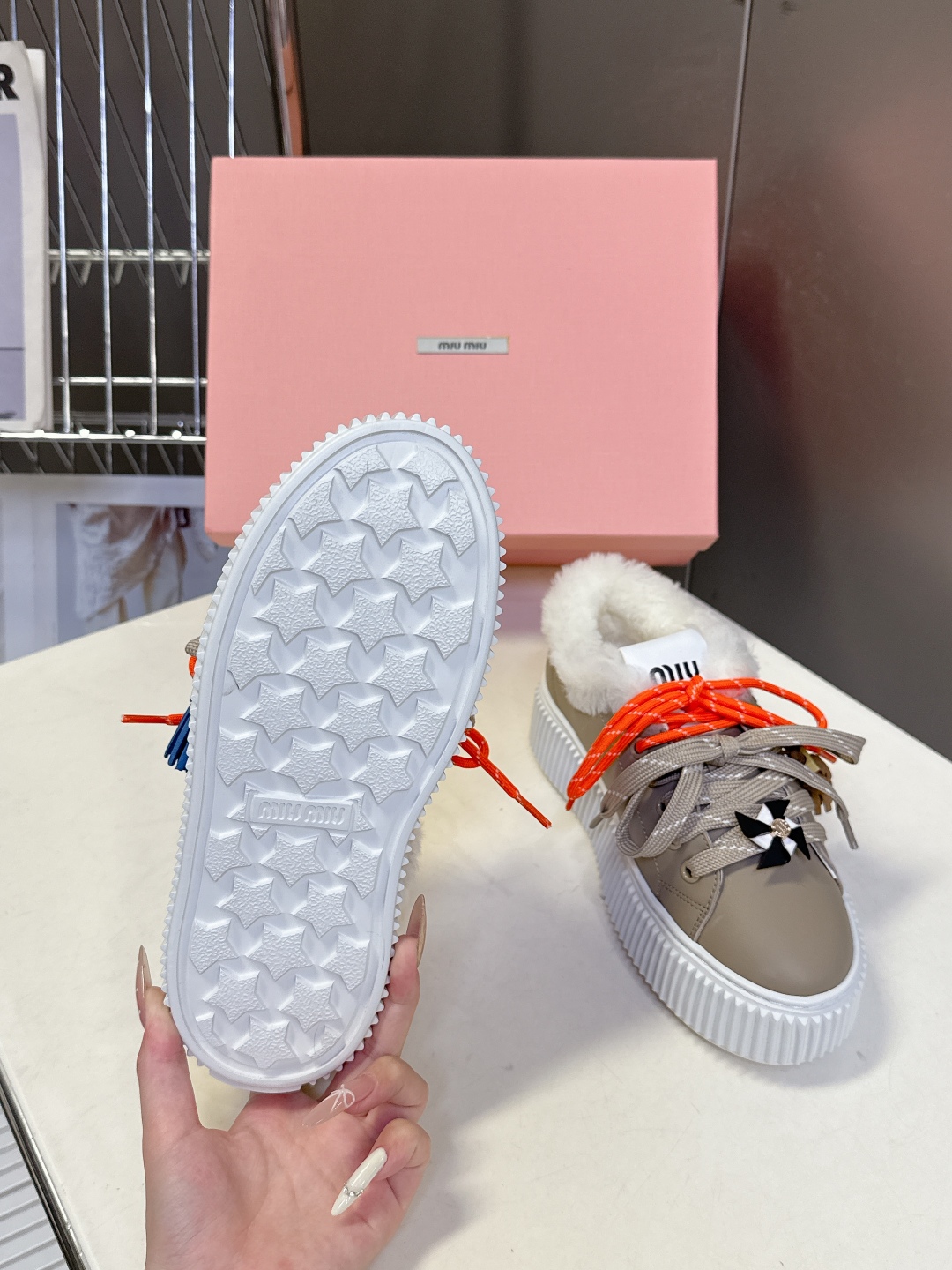 MiuMiu缪缪秋冬走秀款饼干鞋 厚底鞋 毛毛鞋 超多明星网红种草 简约的运动板鞋设计，极具辨识度的鞋舌