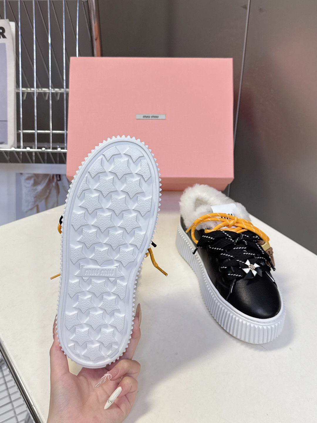 MiuMiu缪缪秋冬走秀款饼干鞋 厚底鞋 毛毛鞋 超多明星网红种草 简约的运动板鞋设计，极具辨识度的鞋舌