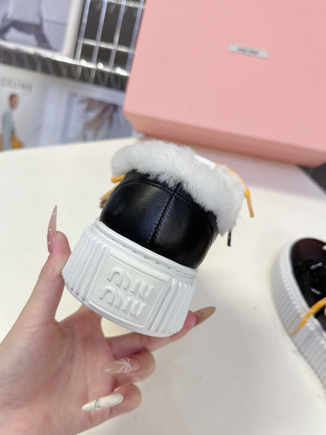 MiuMiu缪缪秋冬走秀款饼干鞋 厚底鞋 毛毛鞋 超多明星网红种草 简约的运动板鞋设计，极具辨识度的鞋舌