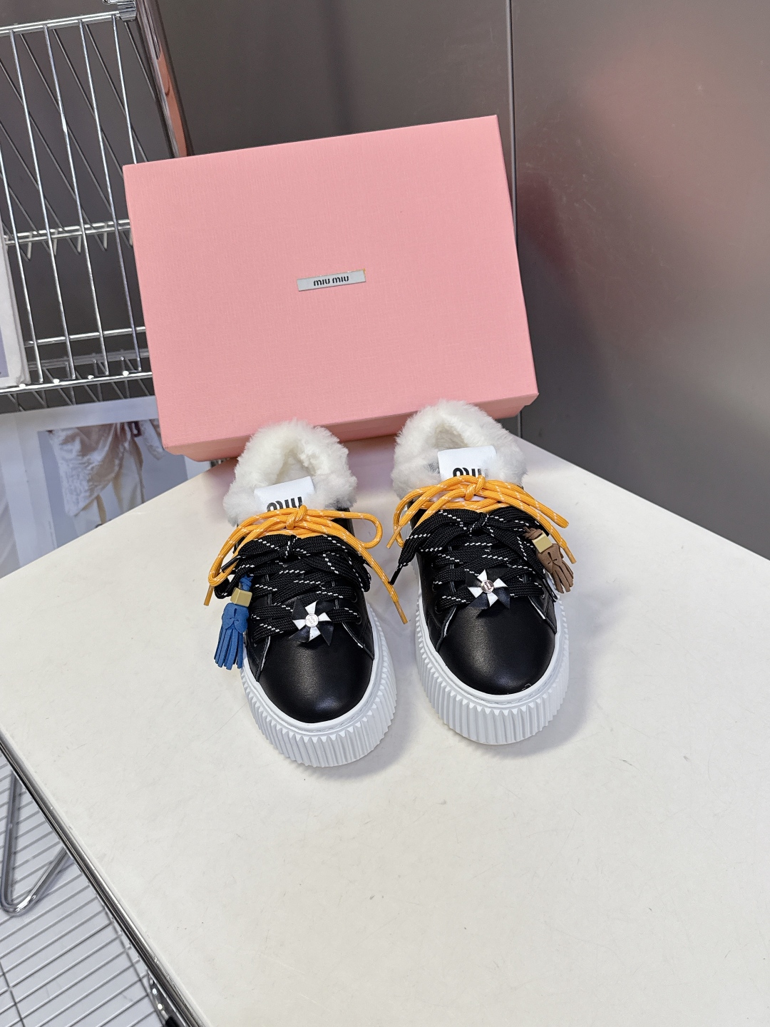 MiuMiu缪缪秋冬走秀款饼干鞋 厚底鞋 毛毛鞋 超多明星网红种草 简约的运动板鞋设计，极具辨识度的鞋舌