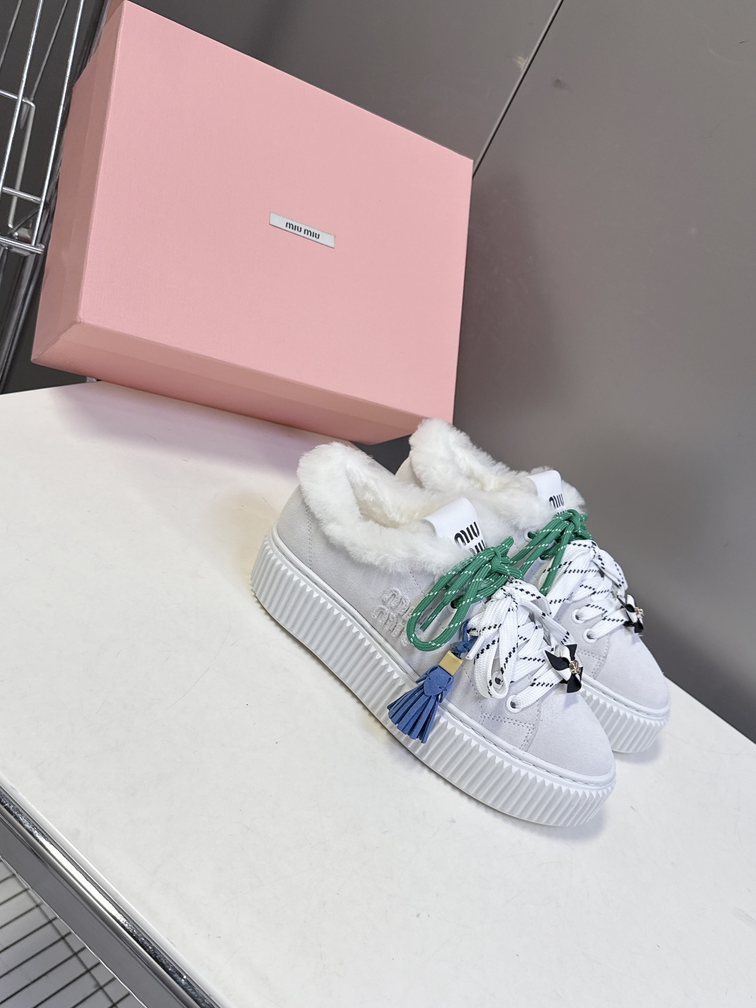MiuMiu缪缪秋冬走秀款饼干鞋 厚底鞋 毛毛鞋 超多明星网红种草 简约的运动板鞋设计，极具辨识度的鞋舌