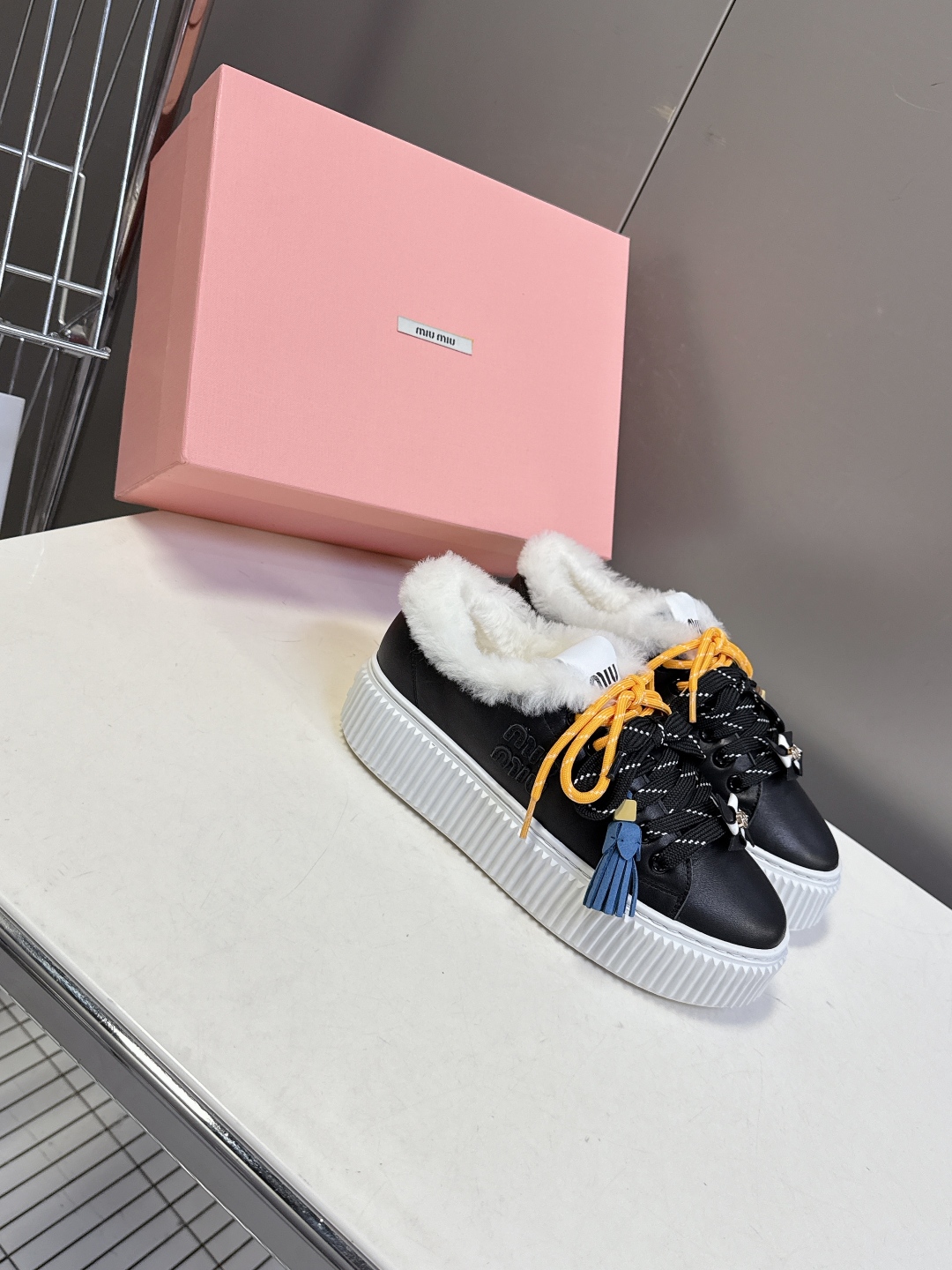 MiuMiu缪缪秋冬走秀款饼干鞋 厚底鞋 毛毛鞋 超多明星网红种草 简约的运动板鞋设计，极具辨识度的鞋舌