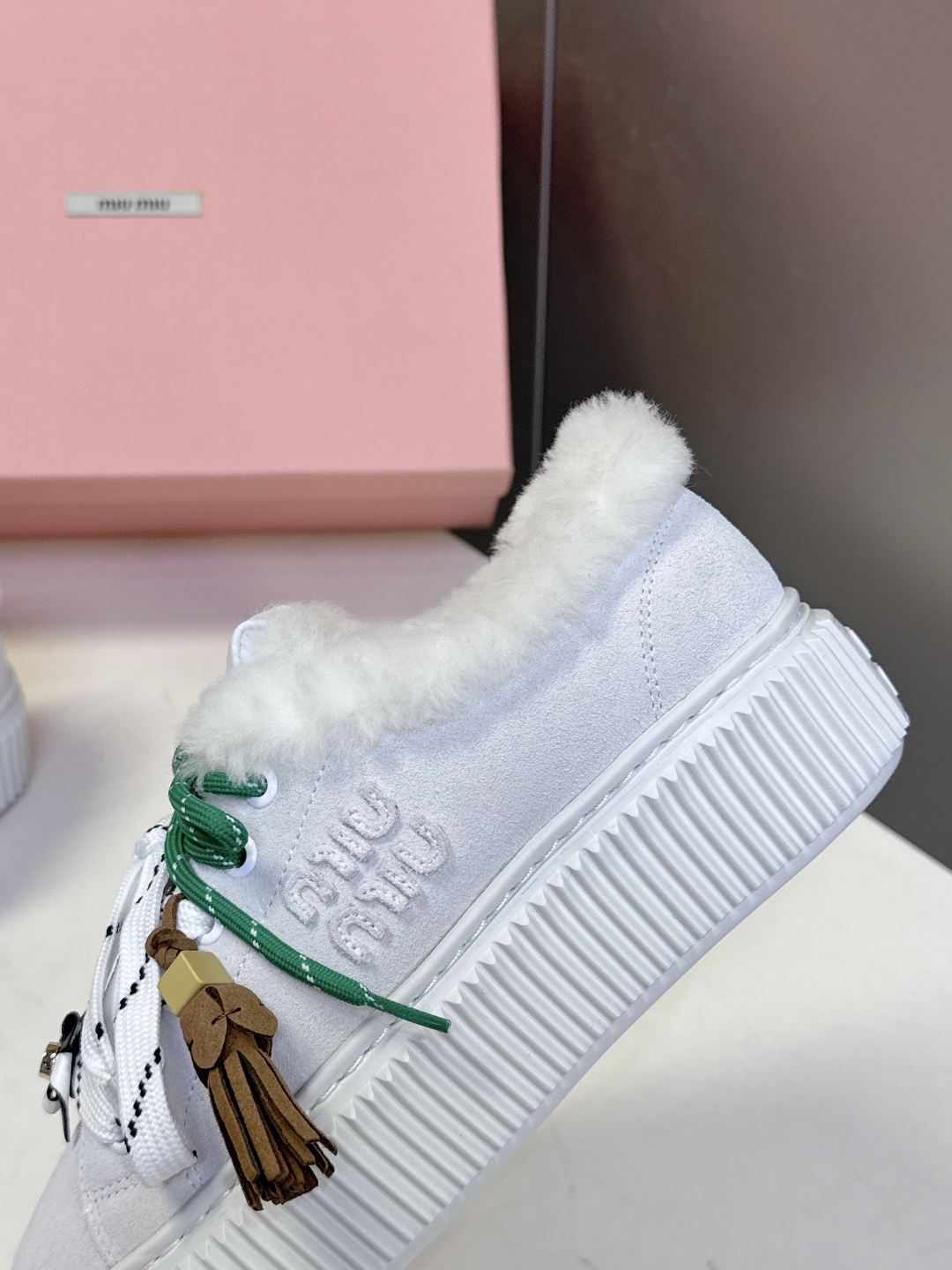 MiuMiu缪缪秋冬走秀款饼干鞋 厚底鞋 毛毛鞋 超多明星网红种草 简约的运动板鞋设计，极具辨识度的鞋舌
