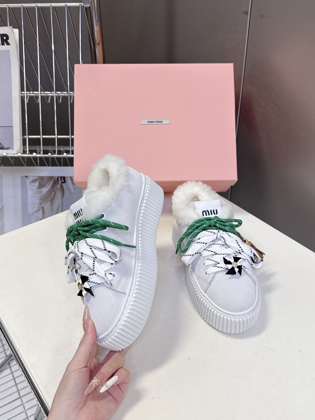 MiuMiu缪缪秋冬走秀款饼干鞋 厚底鞋 毛毛鞋 超多明星网红种草 简约的运动板鞋设计，极具辨识度的鞋舌