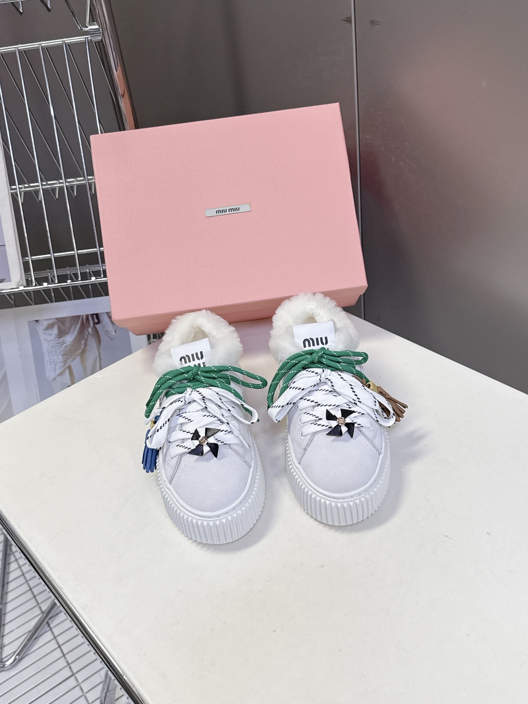 MiuMiu缪缪秋冬走秀款饼干鞋 厚底鞋 毛毛鞋 超多明星网红种草 简约的运动板鞋设计，极具辨识度的鞋舌