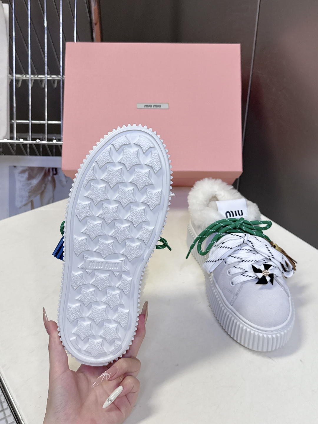 MiuMiu缪缪秋冬走秀款饼干鞋 厚底鞋 毛毛鞋 超多明星网红种草 简约的运动板鞋设计，极具辨识度的鞋舌