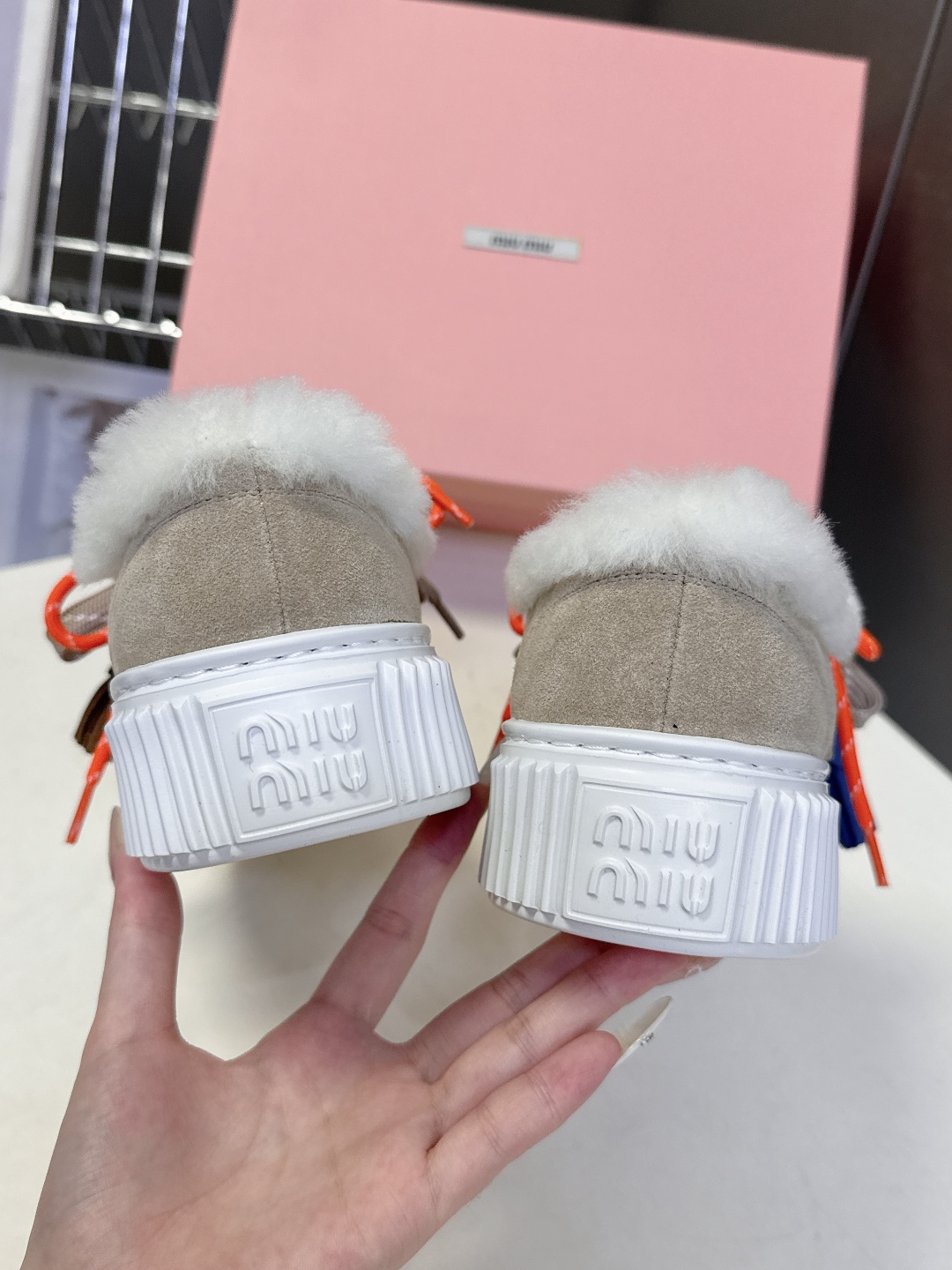 MiuMiu缪缪秋冬走秀款饼干鞋 厚底鞋 毛毛鞋 超多明星网红种草 简约的运动板鞋设计，极具辨识度的鞋舌