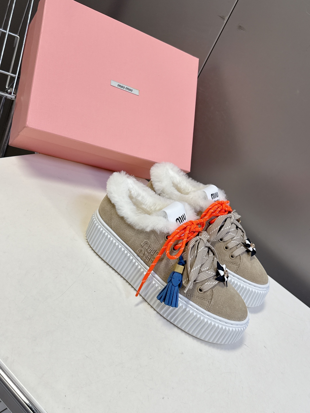 MiuMiu缪缪秋冬走秀款饼干鞋 厚底鞋 毛毛鞋 超多明星网红种草 简约的运动板鞋设计，极具辨识度的鞋舌