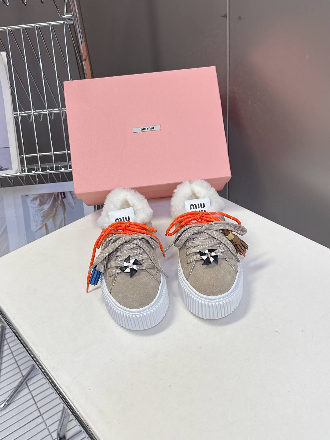 MiuMiu缪缪秋冬走秀款饼干鞋 厚底鞋 毛毛鞋 超多明星网红种草 简约的运动板鞋设计，极具辨识度的鞋舌