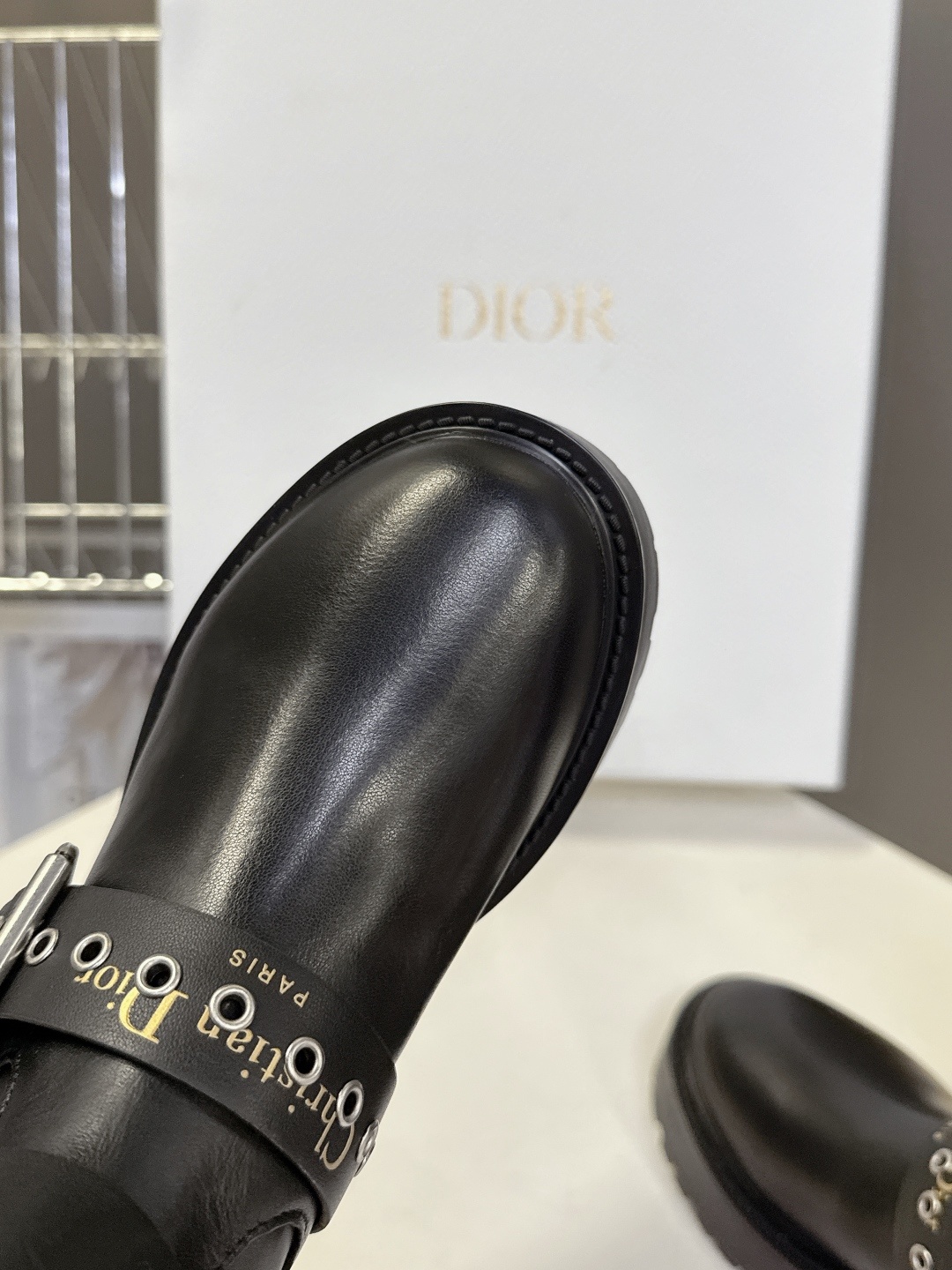 Dior迪奥秋冬最新走秀款朋克风带子长靴 超多明星时尚博主种草 D家这一季好看的款式真的是太多了 复古朋