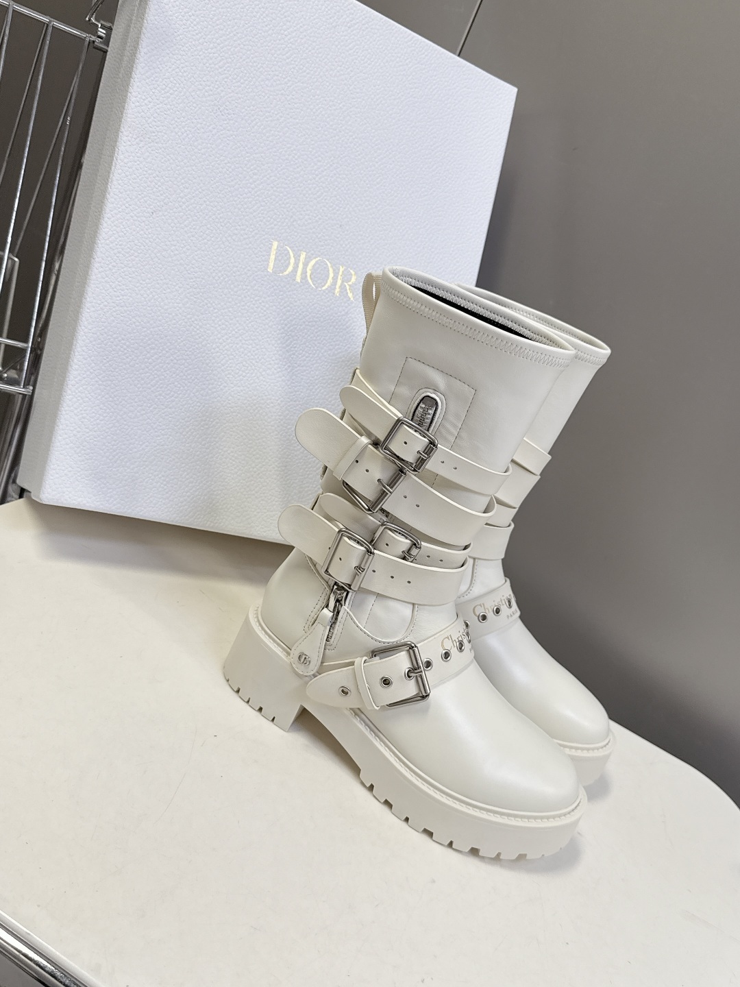Dior迪奥秋冬最新走秀款朋克风带子长靴 超多明星时尚博主种草 D家这一季好看的款式真的是太多了 复古朋