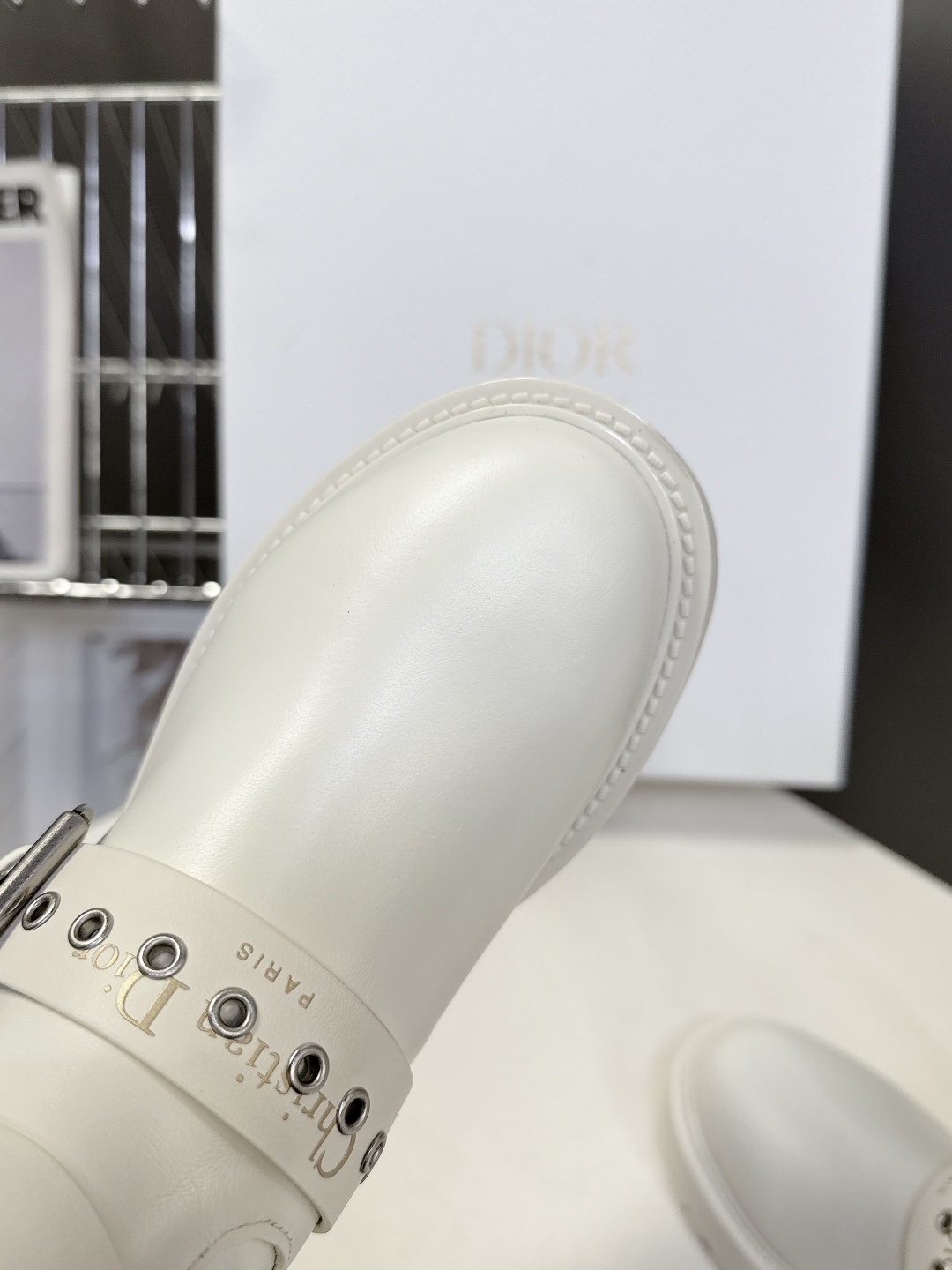 Dior迪奥秋冬最新走秀款朋克风带子长靴 超多明星时尚博主种草 D家这一季好看的款式真的是太多了 复古朋