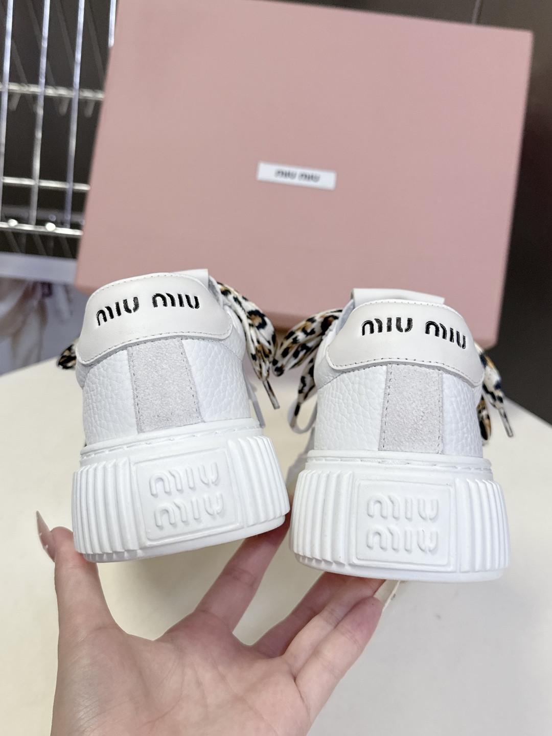 MiuMiu缪缪秋冬走秀款饼干鞋 厚底鞋 超多明星网红种草 简约的运动板鞋设计，极具辨识度的鞋舌，打造佛