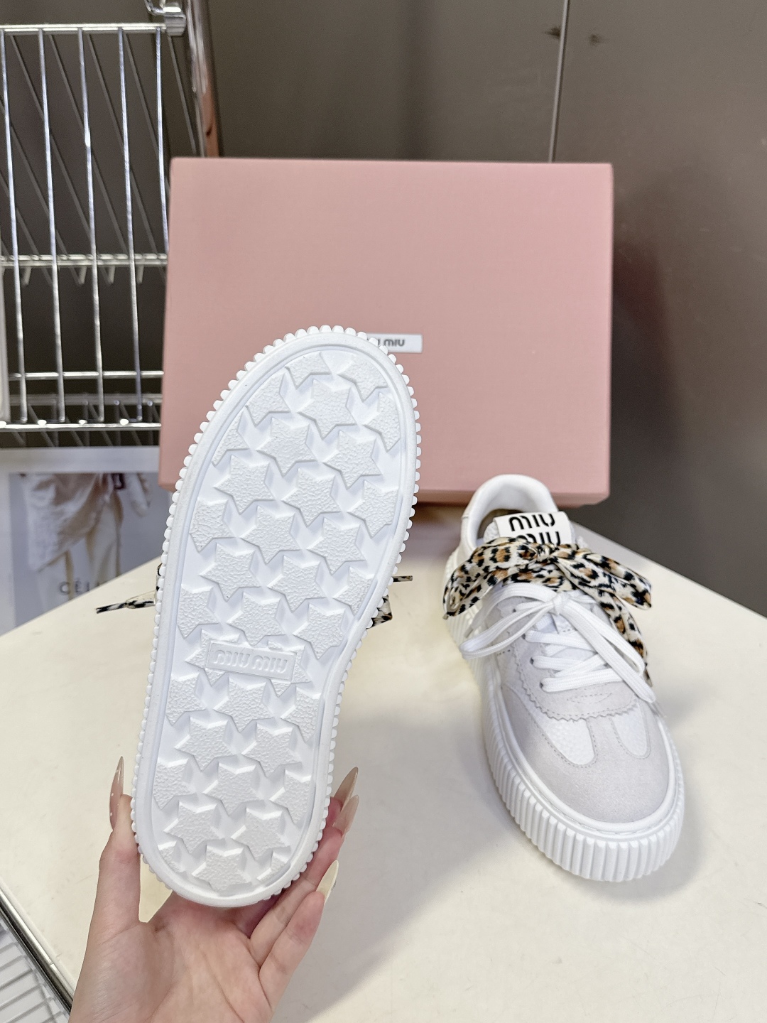 MiuMiu缪缪秋冬走秀款饼干鞋 厚底鞋 超多明星网红种草 简约的运动板鞋设计，极具辨识度的鞋舌，打造佛