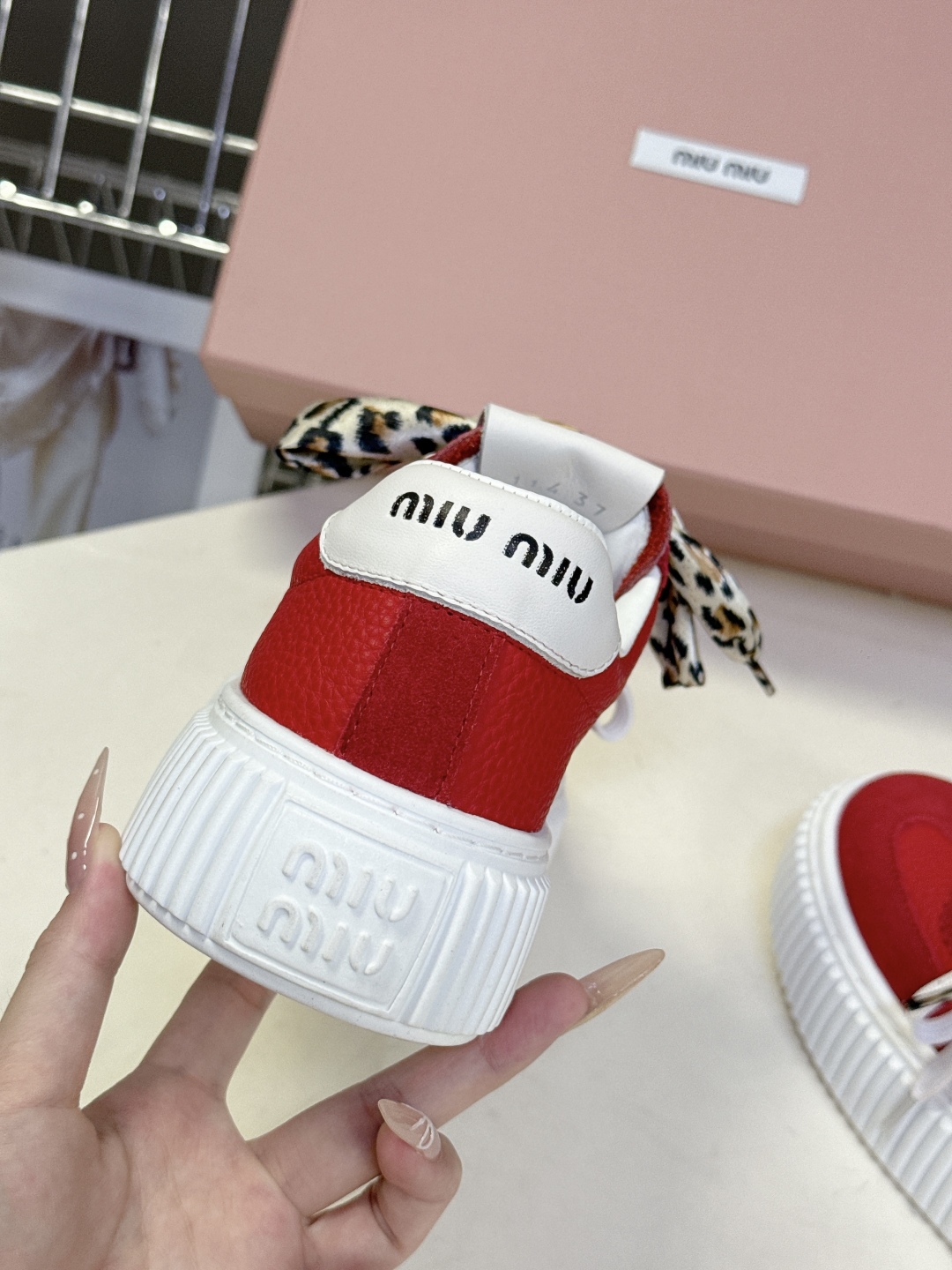 MiuMiu缪缪秋冬走秀款饼干鞋 厚底鞋 超多明星网红种草 简约的运动板鞋设计，极具辨识度的鞋舌，打造佛