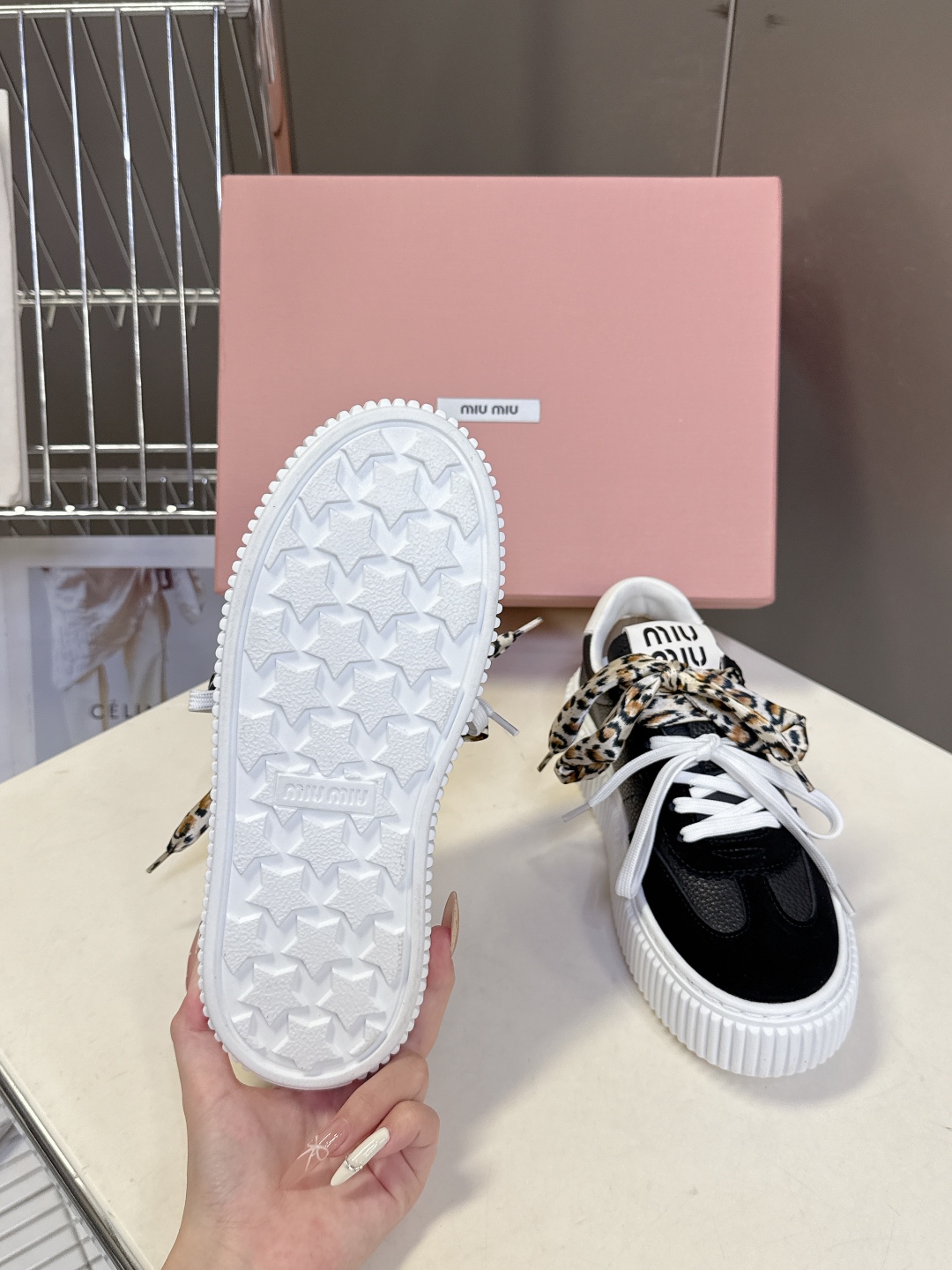 MiuMiu缪缪秋冬走秀款饼干鞋 厚底鞋 超多明星网红种草 简约的运动板鞋设计，极具辨识度的鞋舌，打造佛