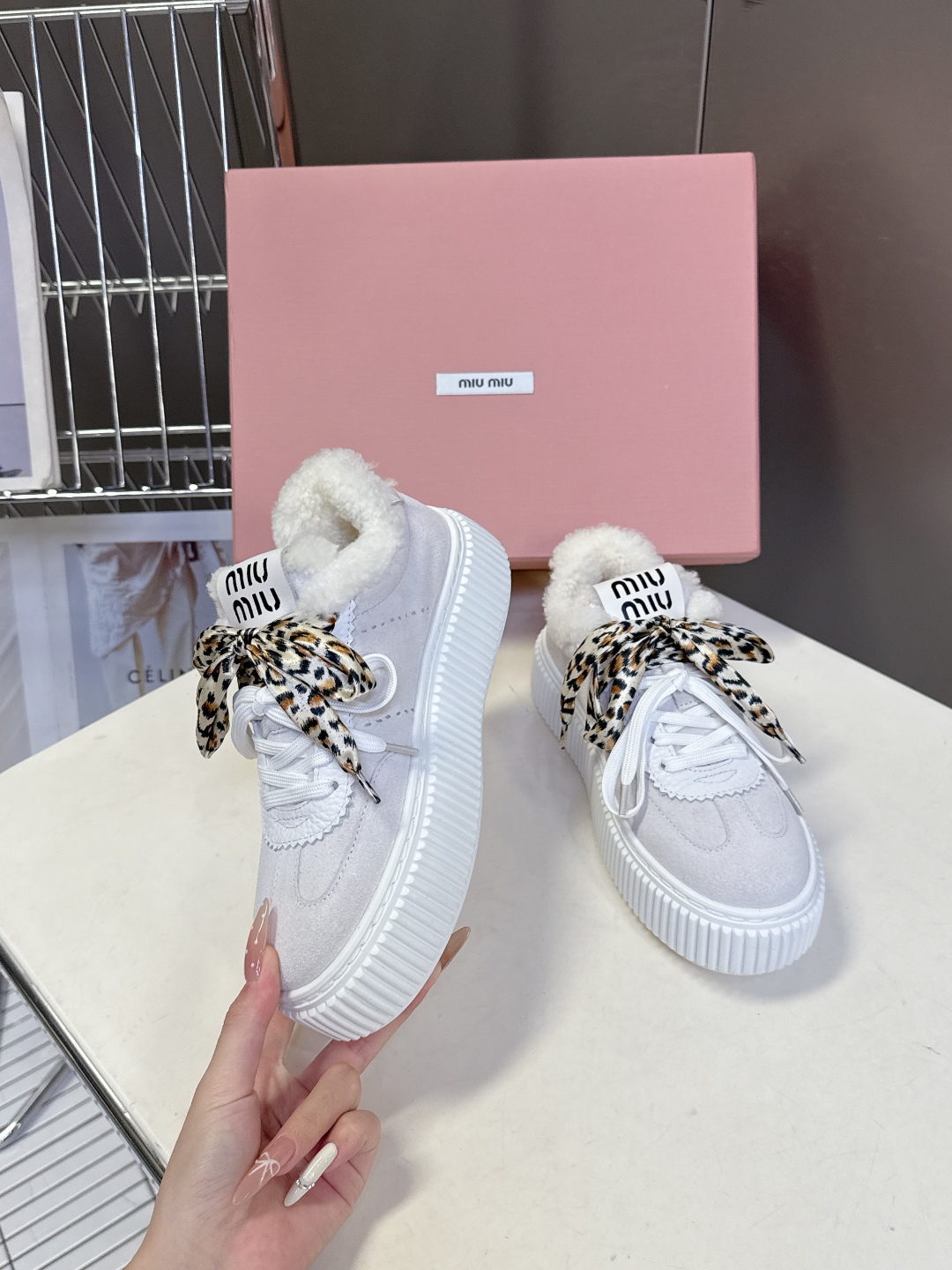 MiuMiu缪缪秋冬走秀款饼干鞋 厚底鞋 毛毛鞋 超多明星网红种草 简约的运动板鞋设计，极具辨识度的鞋舌