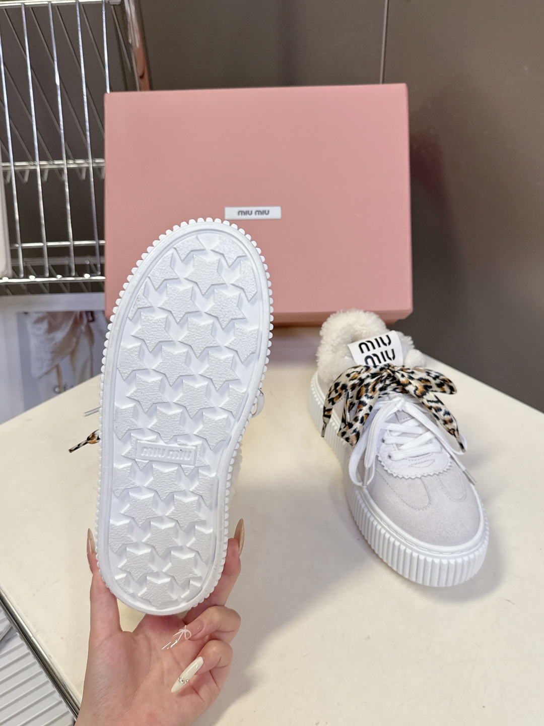 MiuMiu缪缪秋冬走秀款饼干鞋 厚底鞋 毛毛鞋 超多明星网红种草 简约的运动板鞋设计，极具辨识度的鞋舌