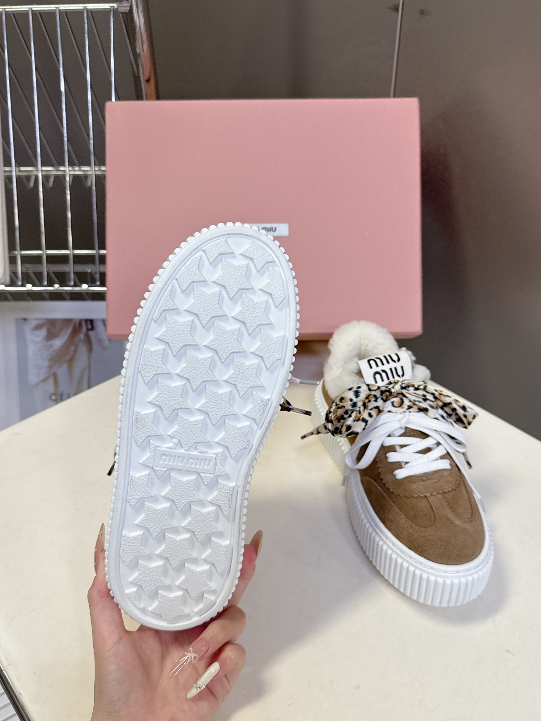 MiuMiu缪缪秋冬走秀款饼干鞋 厚底鞋 毛毛鞋 超多明星网红种草 简约的运动板鞋设计，极具辨识度的鞋舌