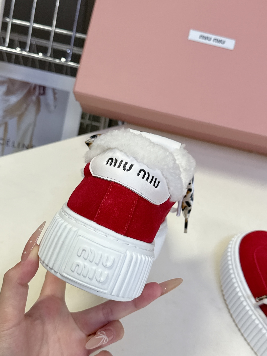 MiuMiu缪缪秋冬走秀款饼干鞋 厚底鞋 毛毛鞋 超多明星网红种草 简约的运动板鞋设计，极具辨识度的鞋舌