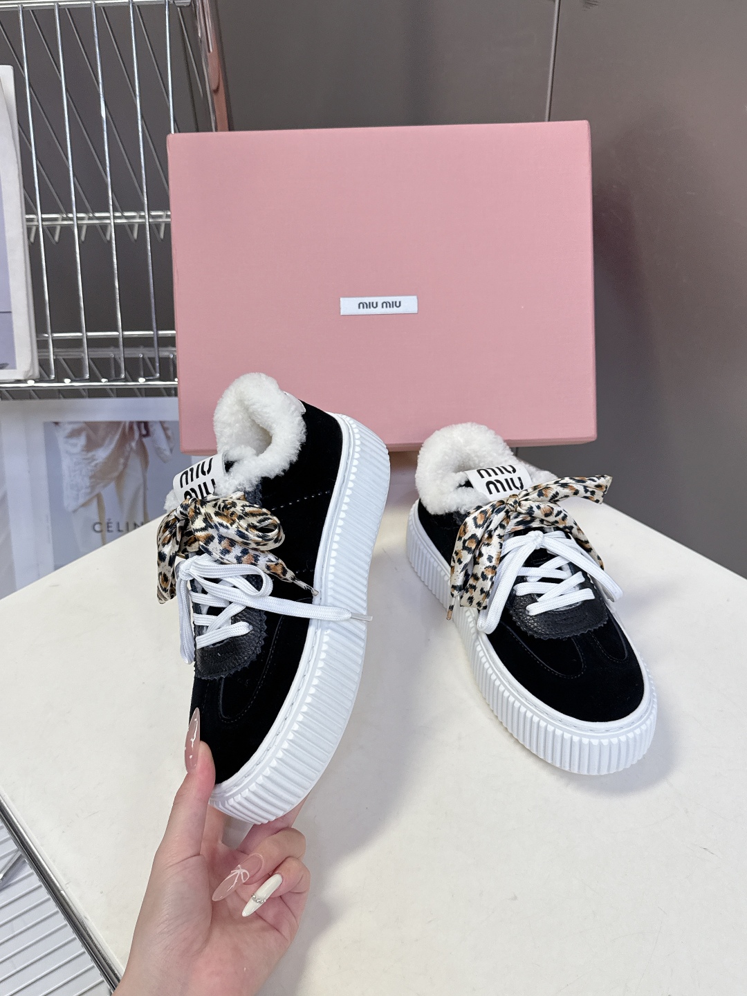 MiuMiu缪缪秋冬走秀款饼干鞋 厚底鞋 毛毛鞋 超多明星网红种草 简约的运动板鞋设计，极具辨识度的鞋舌