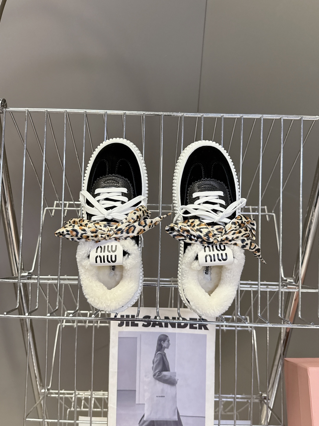 MiuMiu缪缪秋冬走秀款饼干鞋 厚底鞋 毛毛鞋 超多明星网红种草 简约的运动板鞋设计，极具辨识度的鞋舌