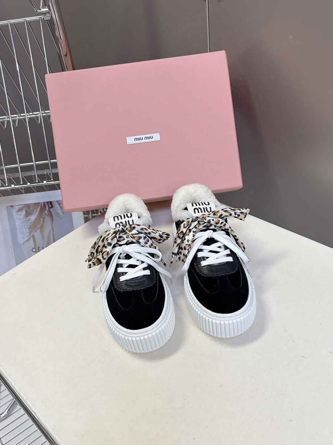 MiuMiu缪缪秋冬走秀款饼干鞋 厚底鞋 毛毛鞋 超多明星网红种草 简约的运动板鞋设计，极具辨识度的鞋舌