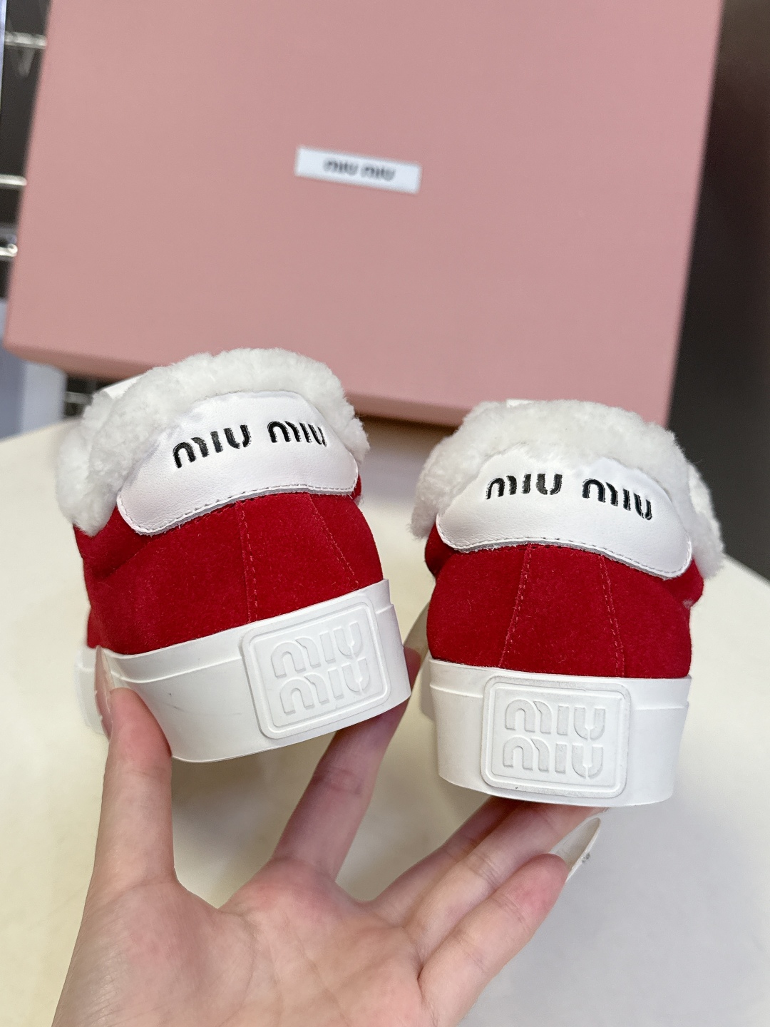 MIUMIU 缪缪最新款美式复古风~ 颜值担当火爆款双鞋带毛毛鞋 不得不入的一款～做旧时尚，简约高级 随