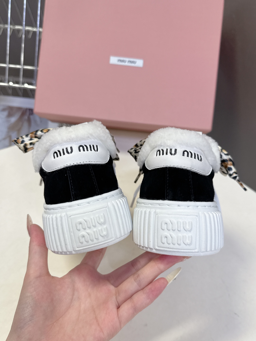 MiuMiu缪缪秋冬走秀款饼干鞋 厚底鞋 毛毛鞋 超多明星网红种草 简约的运动板鞋设计，极具辨识度的鞋舌