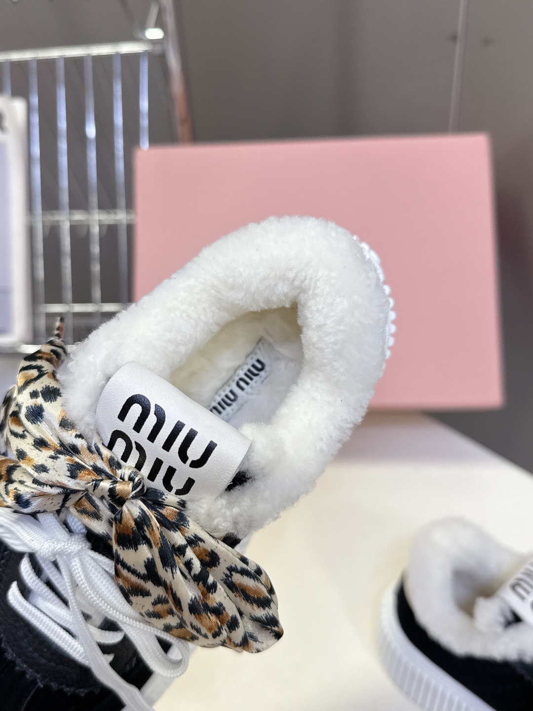 MiuMiu缪缪秋冬走秀款饼干鞋 厚底鞋 毛毛鞋 超多明星网红种草 简约的运动板鞋设计，极具辨识度的鞋舌