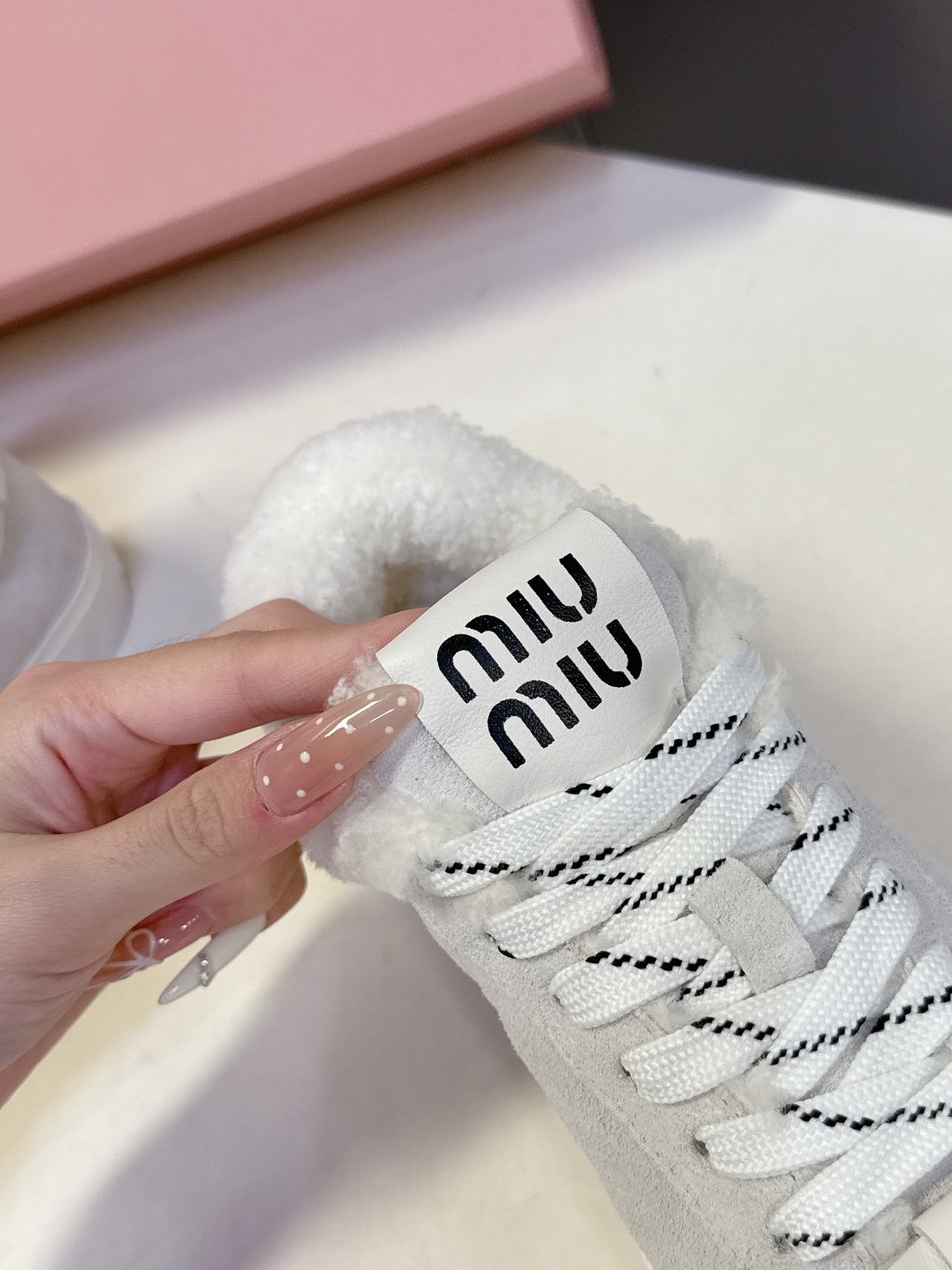 MIUMIU 缪缪最新款美式复古风~ 颜值担当火爆款双鞋带毛毛鞋 不得不入的一款～做旧时尚，简约高级 随