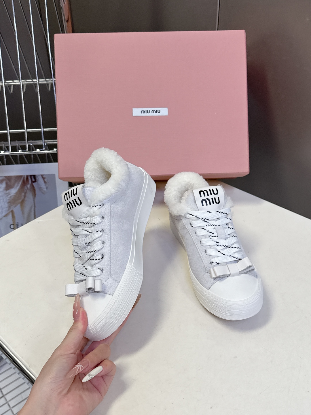 MIUMIU 缪缪最新款美式复古风~ 颜值担当火爆款双鞋带毛毛鞋 不得不入的一款～做旧时尚，简约高级 随