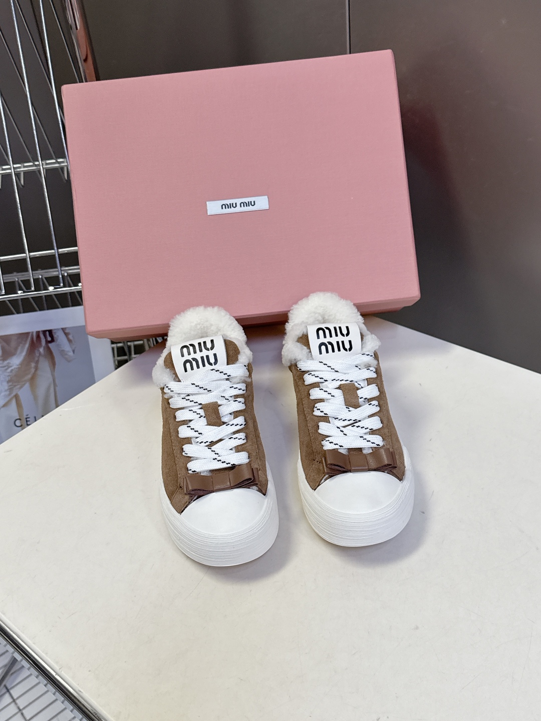 MIUMIU 缪缪最新款美式复古风~ 颜值担当火爆款双鞋带毛毛鞋 不得不入的一款～做旧时尚，简约高级 随