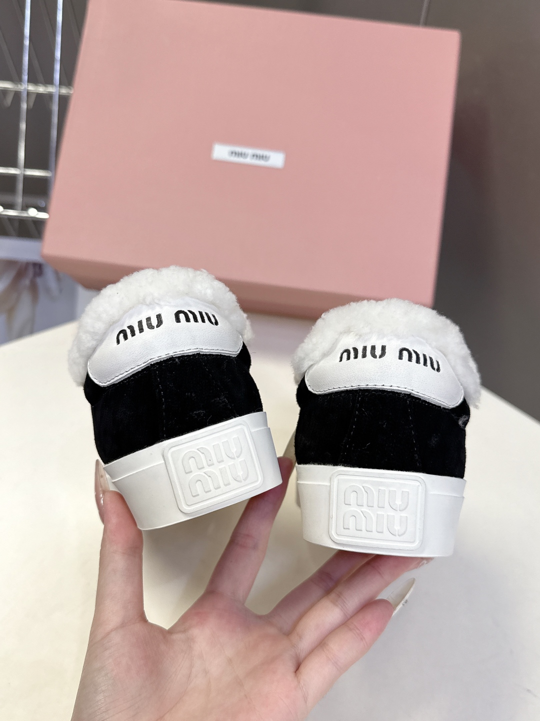 MIUMIU 缪缪最新款美式复古风~ 颜值担当火爆款双鞋带毛毛鞋 不得不入的一款～做旧时尚，简约高级 随