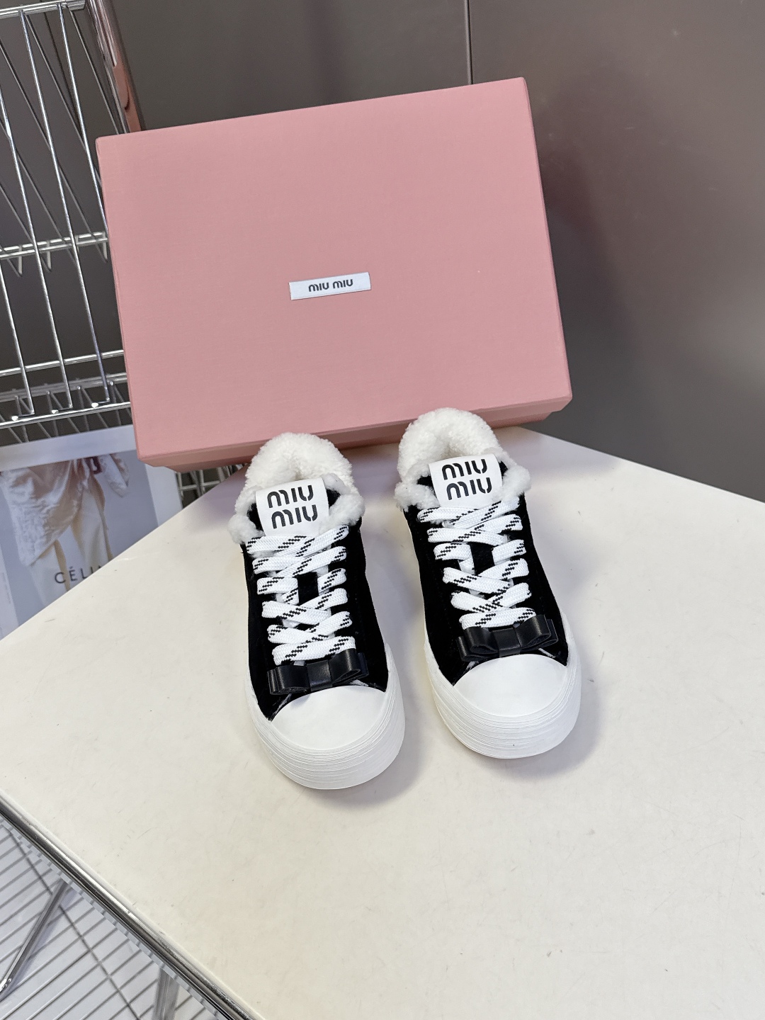 MIUMIU 缪缪最新款美式复古风~ 颜值担当火爆款双鞋带毛毛鞋 不得不入的一款～做旧时尚，简约高级 随