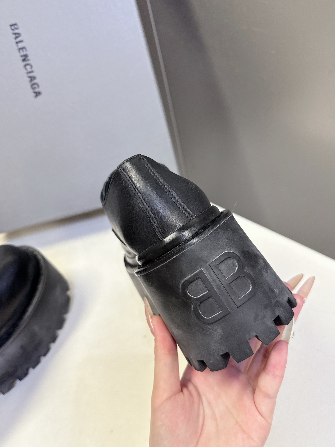 BALENCIAGA巴黎世家最新款STRIKE女士厚底皮鞋 短靴 超多明星时尚博主种草 复古工艺雾化做旧