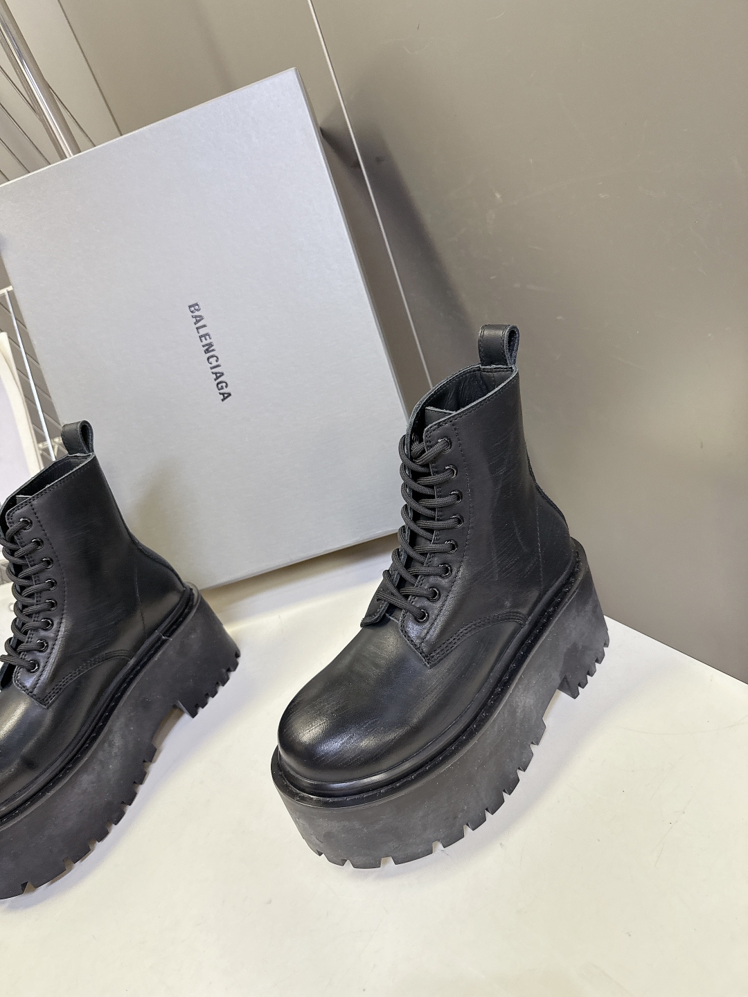 BALENCIAGA巴黎世家最新款STRIKE女士厚底皮鞋 短靴 超多明星时尚博主种草 复古工艺雾化做旧