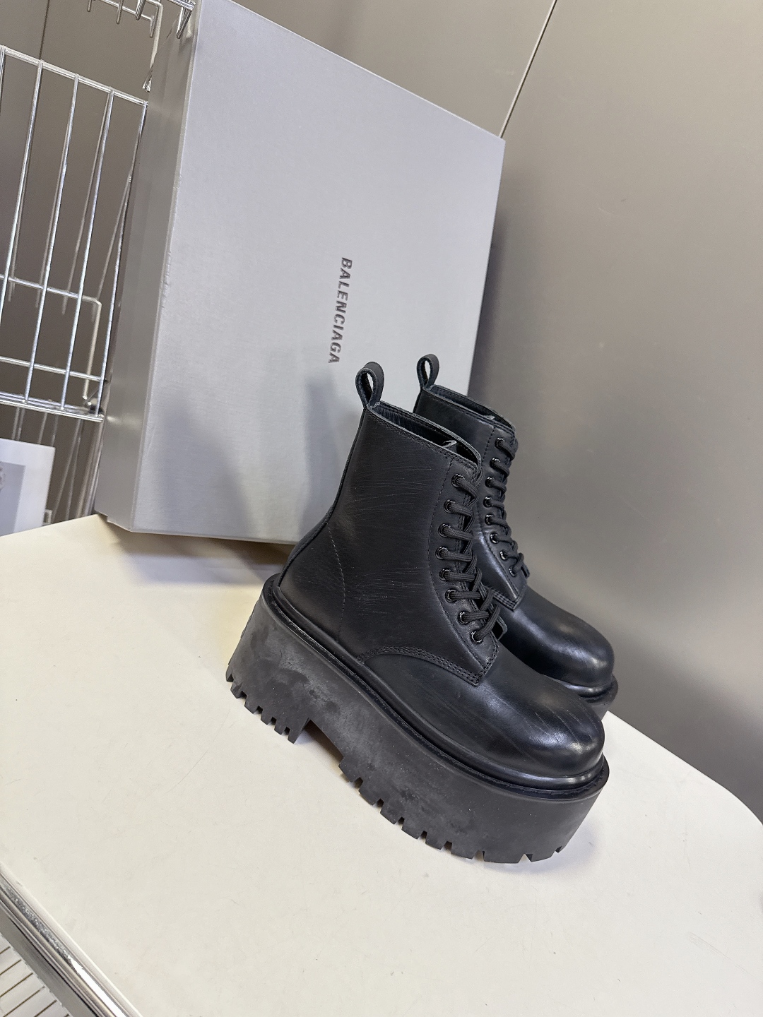 BALENCIAGA巴黎世家最新款STRIKE女士厚底皮鞋 短靴 超多明星时尚博主种草 复古工艺雾化做旧
