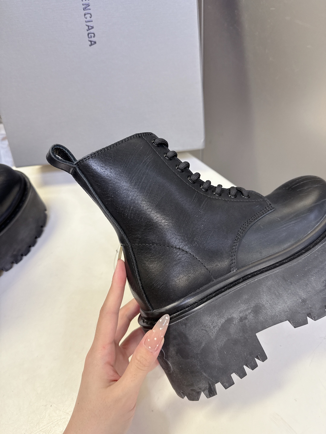 BALENCIAGA巴黎世家最新款STRIKE女士厚底皮鞋 短靴 超多明星时尚博主种草 复古工艺雾化做旧