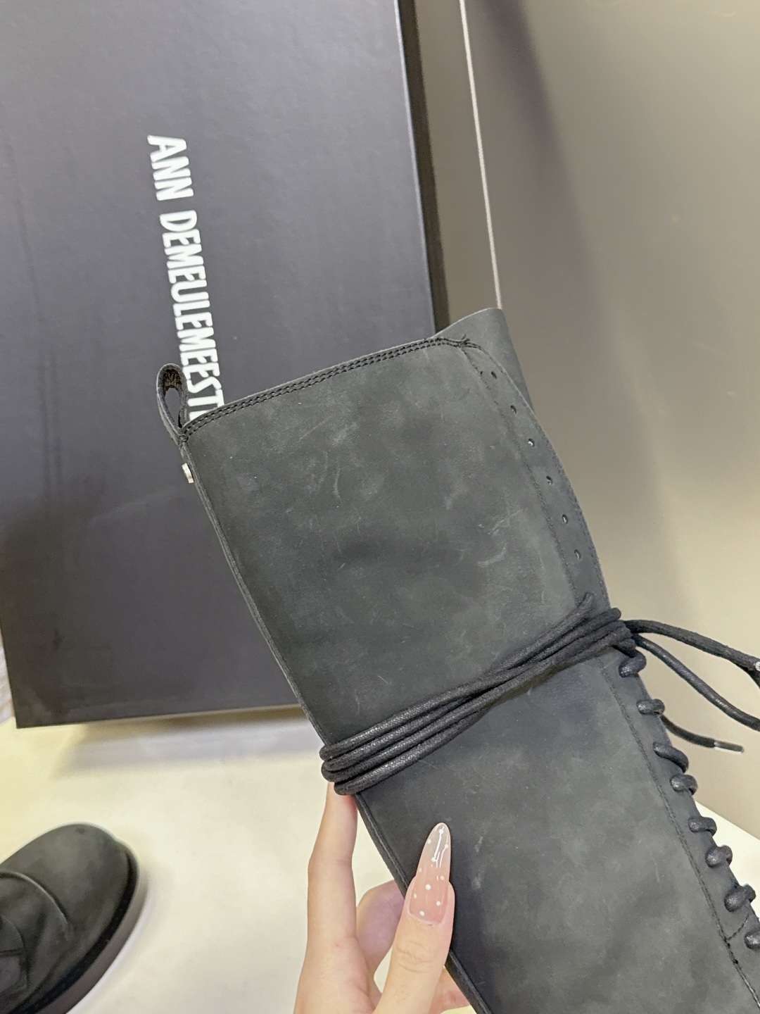 Ann Demeulemeester秋冬最新款 绑带长靴 超多明星网红种草 该系列将未加工的粗粝质感与细