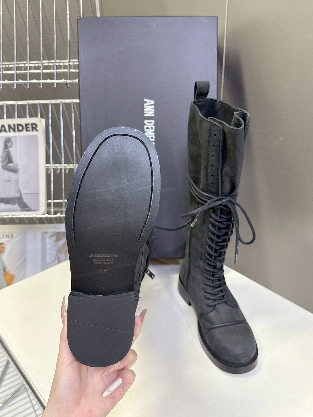Ann Demeulemeester秋冬最新款 绑带长靴 超多明星网红种草 该系列将未加工的粗粝质感与细