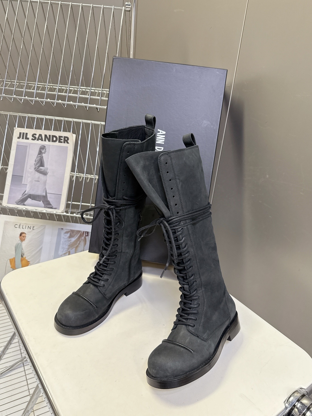 Ann Demeulemeester秋冬最新款 绑带长靴 超多明星网红种草 该系列将未加工的粗粝质感与细
