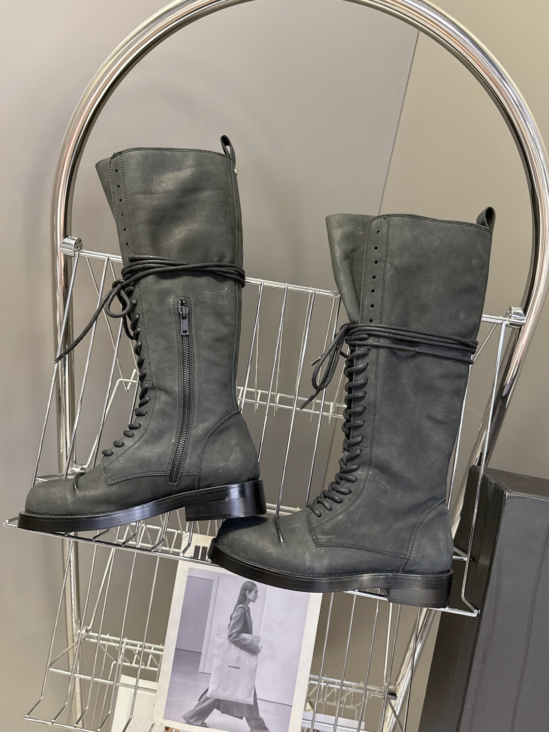 Ann Demeulemeester秋冬最新款 绑带长靴 超多明星网红种草 该系列将未加工的粗粝质感与细