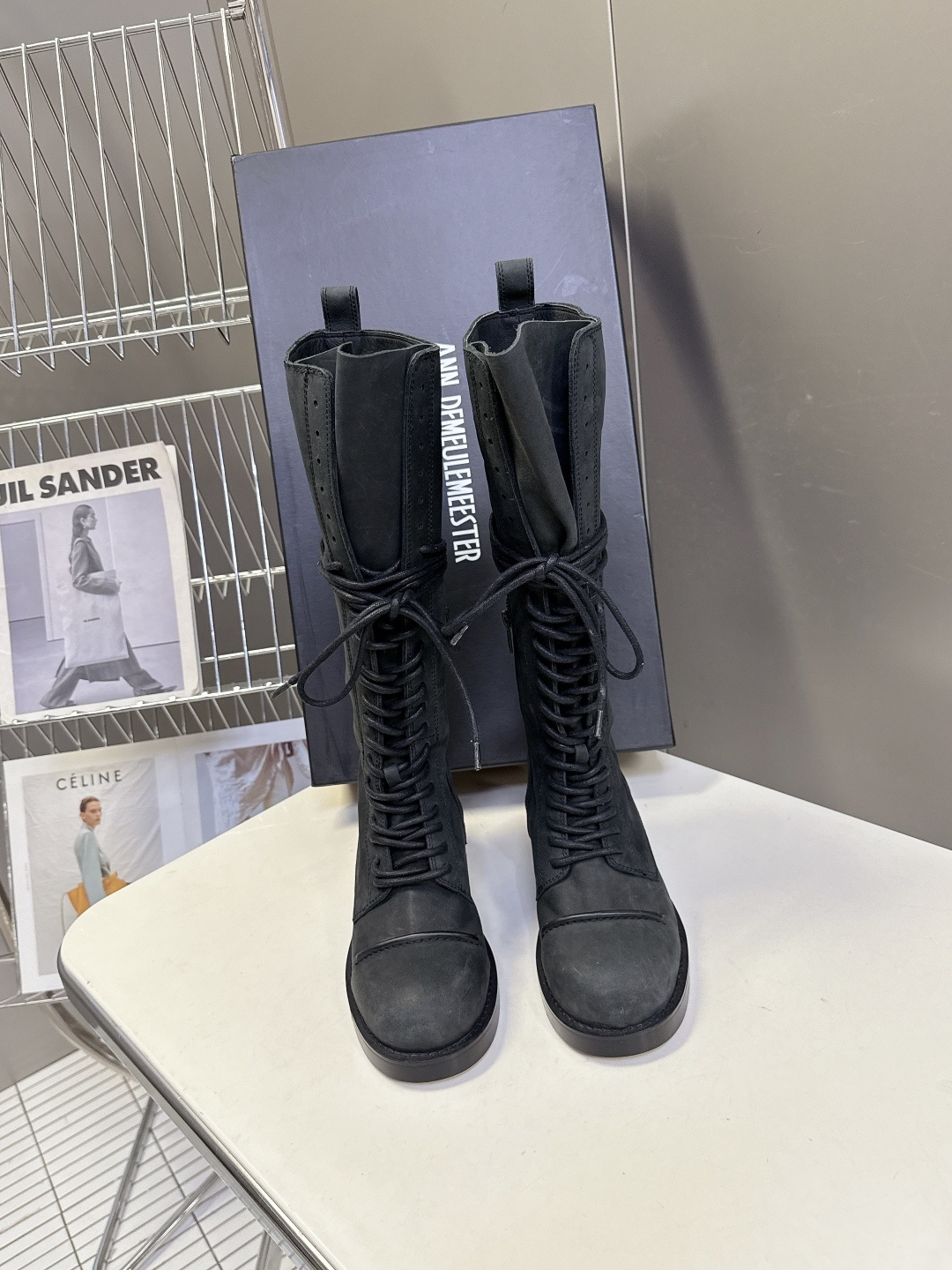 Ann Demeulemeester秋冬最新款 绑带长靴 超多明星网红种草 该系列将未加工的粗粝质感与细