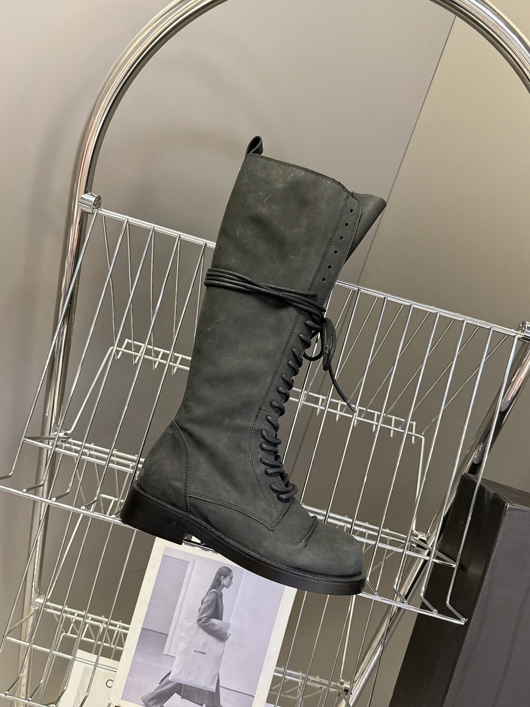 Ann Demeulemeester秋冬最新款 绑带长靴 超多明星网红种草 该系列将未加工的粗粝质感与细