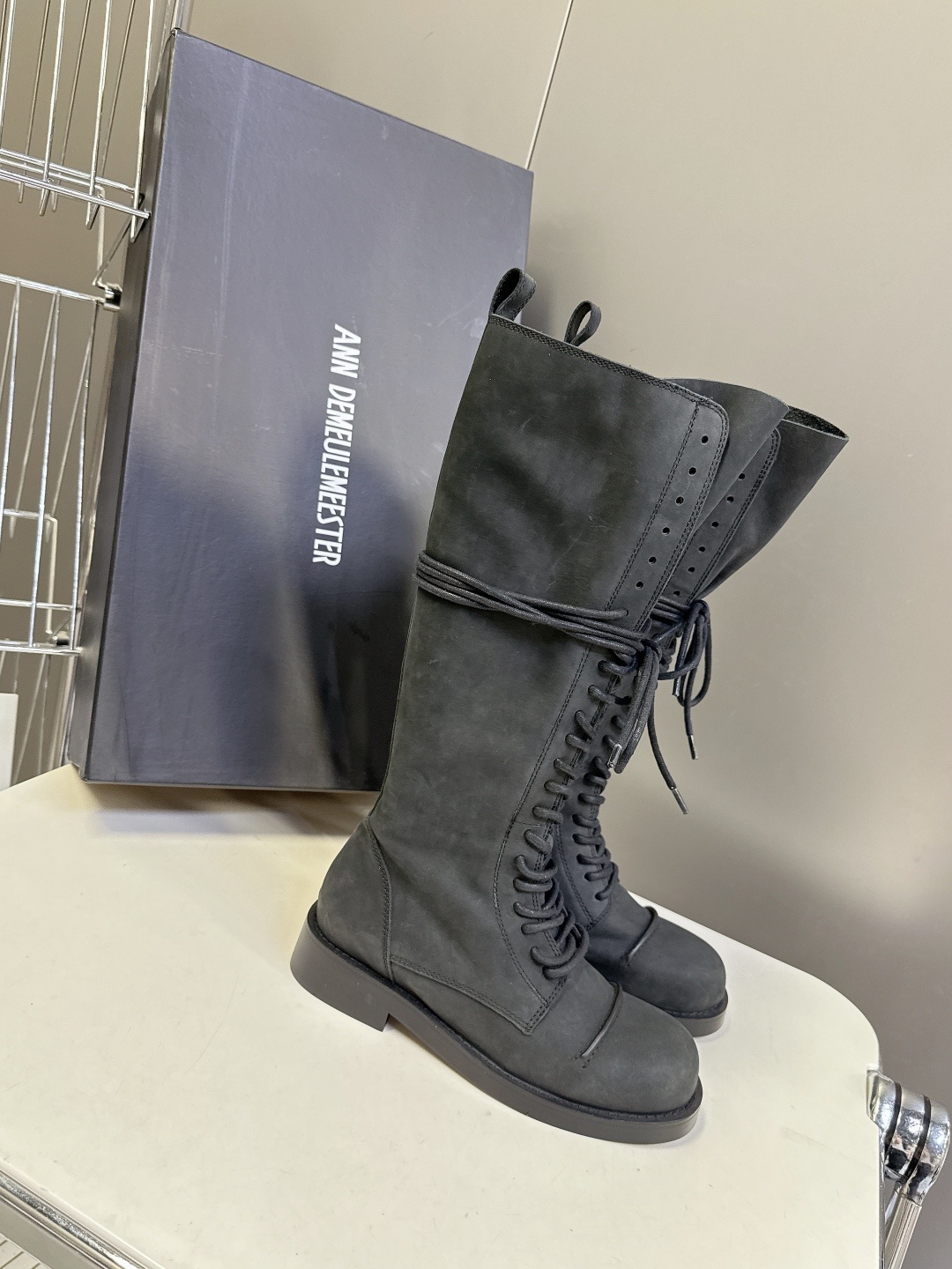 Ann Demeulemeester秋冬最新款 绑带长靴 超多明星网红种草 该系列将未加工的粗粝质感与细
