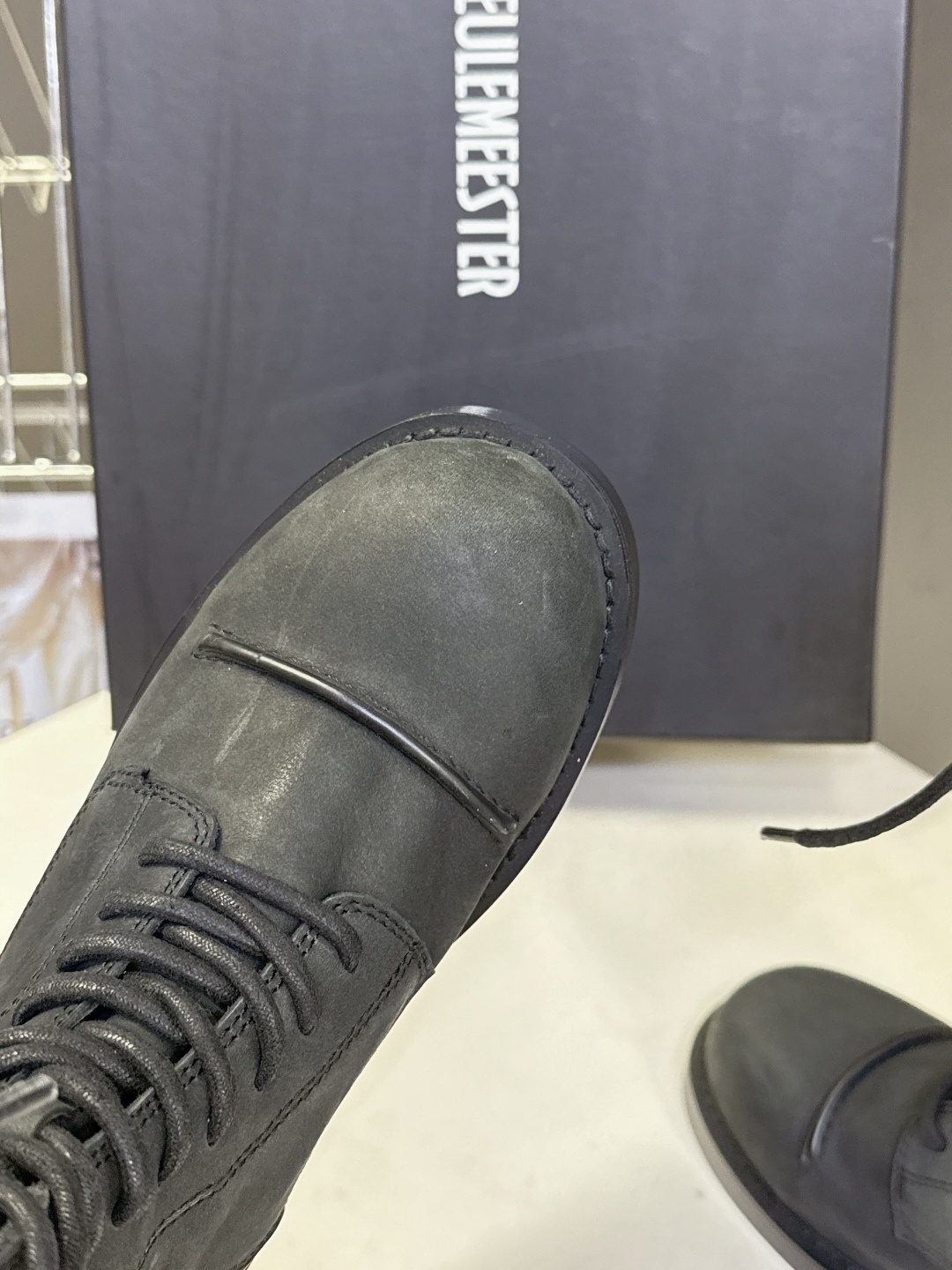 Ann Demeulemeester秋冬最新款 绑带长靴 超多明星网红种草 该系列将未加工的粗粝质感与细