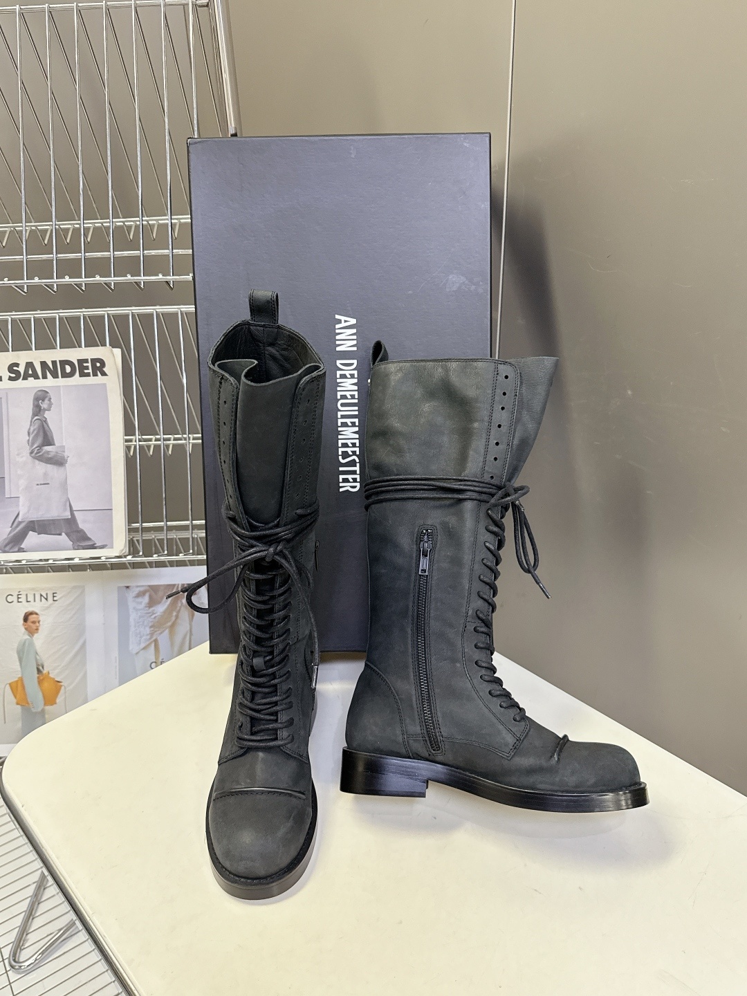 Ann Demeulemeester秋冬最新款 绑带长靴 超多明星网红种草 该系列将未加工的粗粝质感与细
