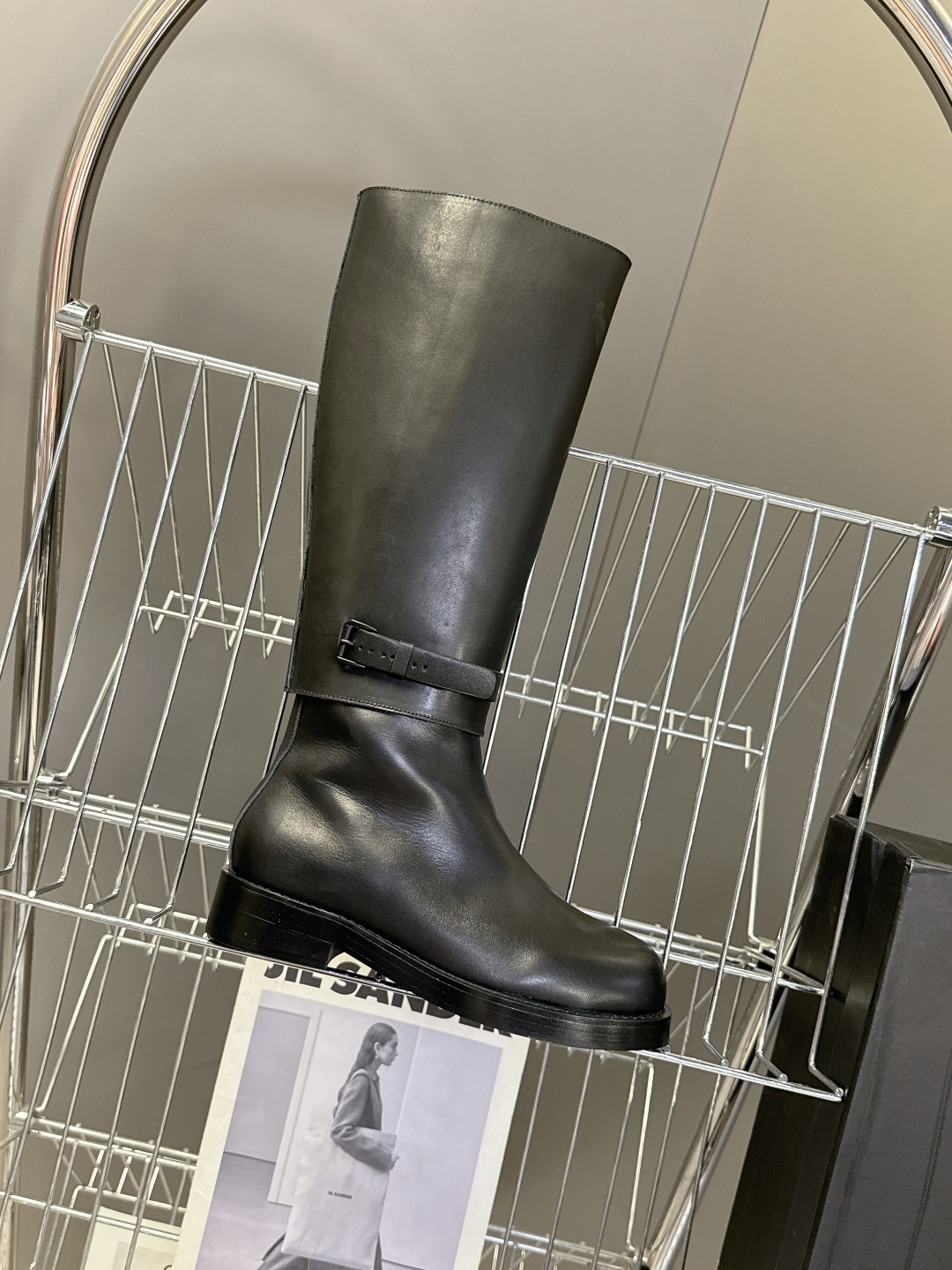 Ann Demeulemeester 饰扣袢可拆设计及膝靴 秋冬系列款骑士靴长靴鞋型硬朗气质,细节处理又