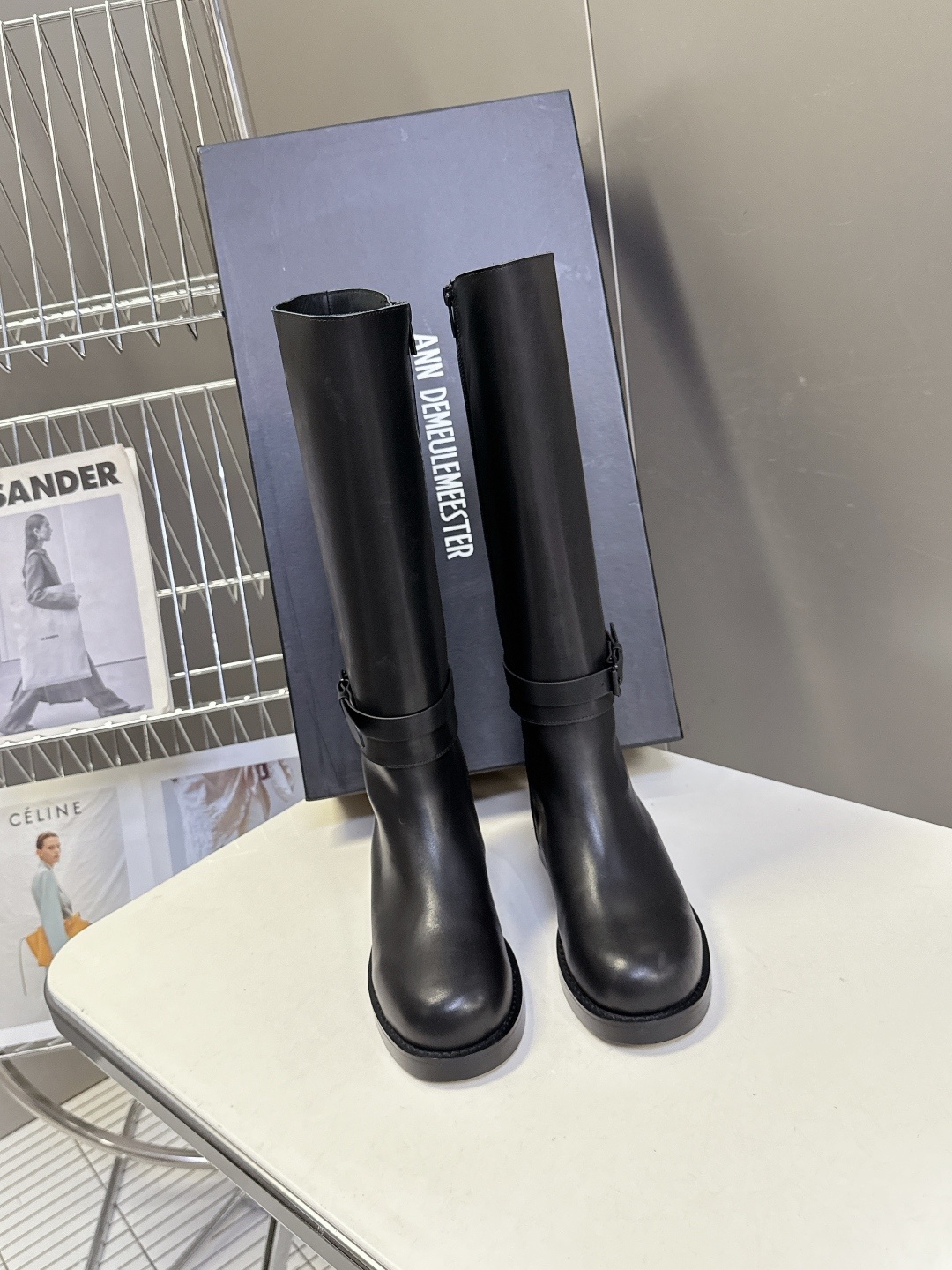 Ann Demeulemeester 饰扣袢可拆设计及膝靴 秋冬系列款骑士靴长靴鞋型硬朗气质,细节处理又